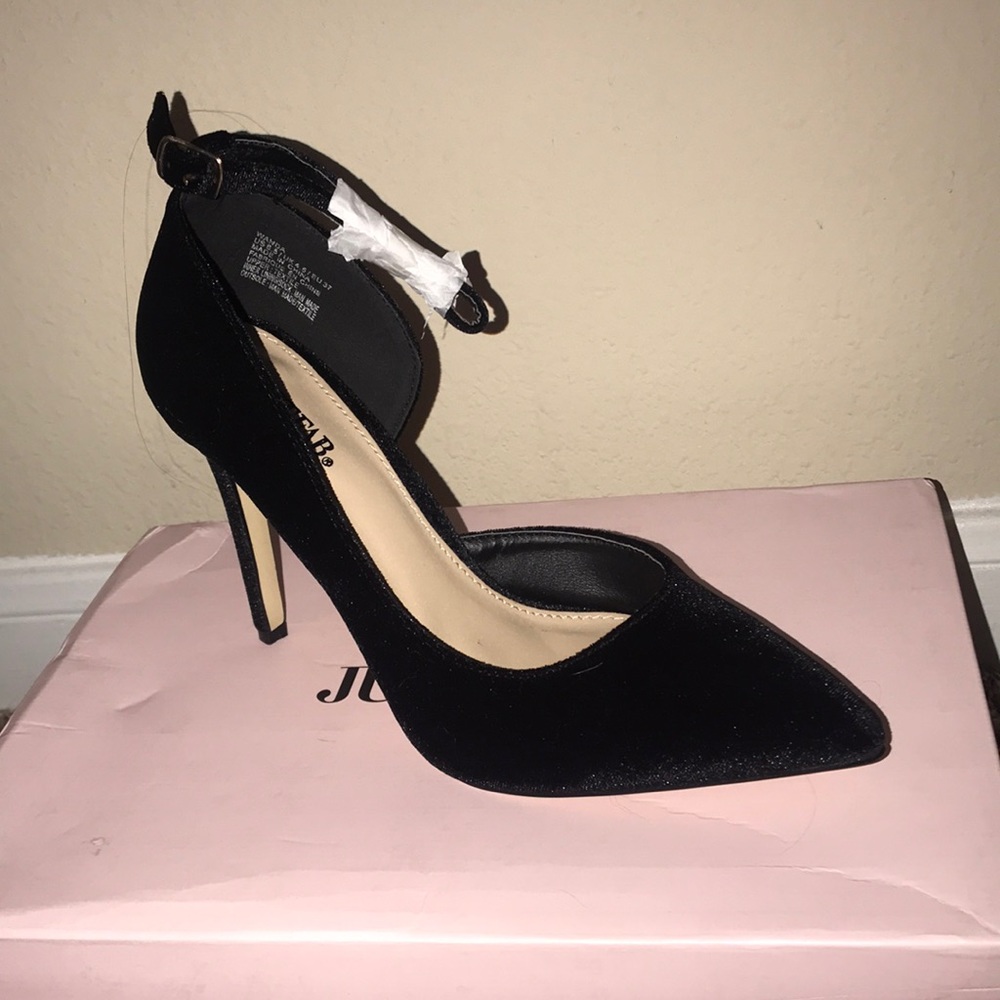Black Pumps